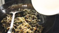 紫苏炒石螺做法图解10)