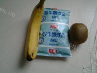自制香蕉猕猴桃奶昔做法图解1)