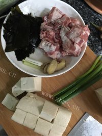 营养的海带豆腐排骨汤做法图解1)