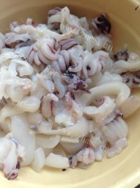 美味的韭菜炒墨鱼仔做法图解3)