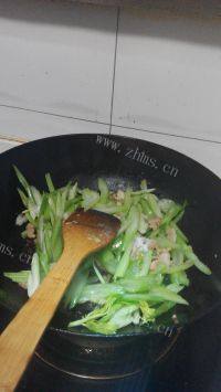 家庭式芹菜炒肉做法图解3)