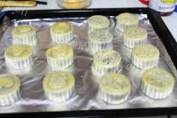自制广式蛋黄月饼做法图解14)