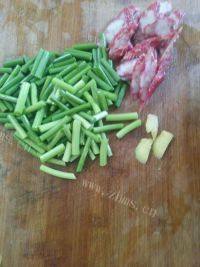 家常菜蒜苔炒腊肠做法图解1)