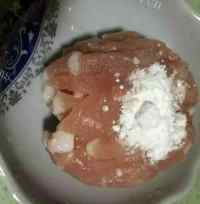 家庭版芹菜炒肉丝做法图解2)