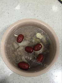 滋补的西洋参鸡骨汤做法图解3)