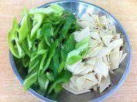 家常菜尖椒豆片炒肉做法图解2)