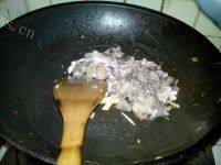 家常的青椒茄丁炒肉丁做法图解3)