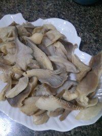 袖珍菇炒肉片做法图解3)