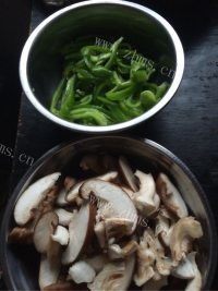 家常菜青椒炒香菇做法图解1)