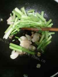 家常菜肉炒芹菜做法图解2)