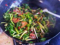 家常菜腊肉炒芹菜做法图解4)