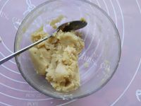 美味蛋黄肉松月饼做法图解9)