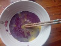 美味的紫薯鸡蛋饼做法图解5)