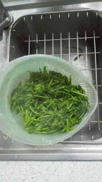 美味的红烧肉拌空心菜做法图解3)