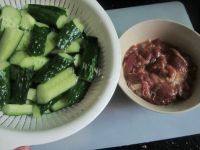 家常菜牛肉炒青瓜做法图解2)