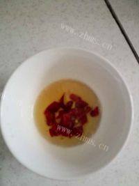 色味俱全的凉拌甘蓝做法图解2)