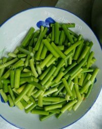 家常菜蒜苔炒肉做法图解3)
