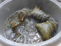 特色花生米酱肉糯米粽做法图解14)