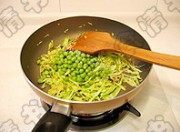 美味的淡淡清香豌豆饭做法图解3)