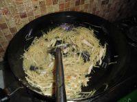 自制土豆丝炒肉做法图解10)