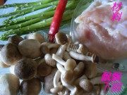 开胃的芦笋杂菇鸡粒做法图解2)
