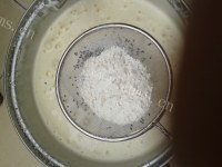 自制黑芝麻蛋糕做法图解4)