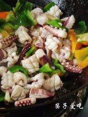 美味的青椒爆花枝做法图解4)