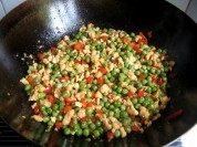 家常菜鸡肉粒炒豌豆