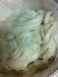 美味的豆芽炒河粉做法图解1)
