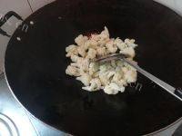 家常菜腊肉炒花菜做法图解3)