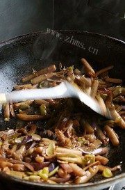 自制酱爆芋头花做法图解3)