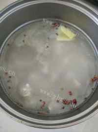 美味的排骨冬瓜汤做法图解5)