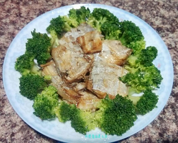 珍馐美味的香煎带鱼