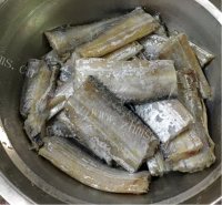 好吃的刀鱼炖茼蒿做法图解1)