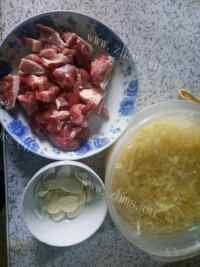 美味的猪肉酸菜炖粉条做法图解1)