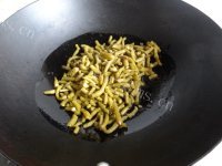诱人的酸辣豆角做法图解12)