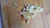 家常菜豆干炒芹菜做法图解3)