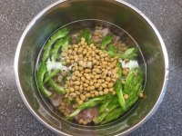 食欲满满的苦瓜黄豆排骨汤做法图解2)
