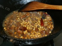 家常菜黄豆红烧肉做法图解6)