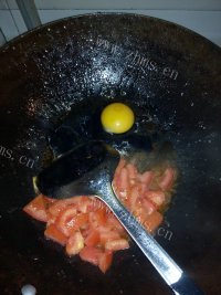 暖暖的西红柿鸡蛋面片汤做法图解3)