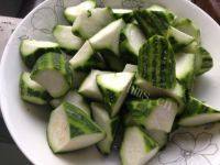 营养丰富的紫菜丝瓜瘦肉汤做法图解2)
