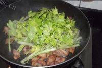 家常菜芹菜炒肉片做法图解6)