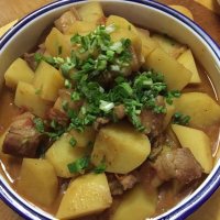 美味的土豆焖五花肉