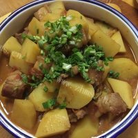 美味的土豆焖五花肉