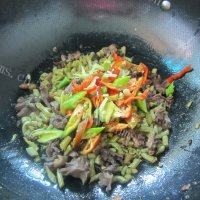 家常菜酸豆角炒鸭胗做法图解7)