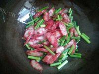 家常菜蒜苔炒腊肠做法图解3)