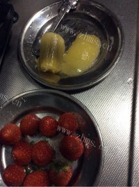 美味的草莓水果拼盘做法图解1)