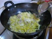 酸香美味的酸菜炒肉做法图解3)