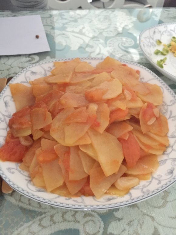 美味营养的西红柿炒土豆片
