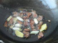 家常菜腊肉炒白菜做法图解4)